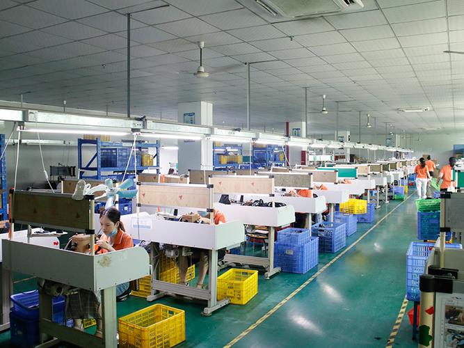 工厂实拍展示 · 了解我们——350人专业团队，专注电玩设备生产